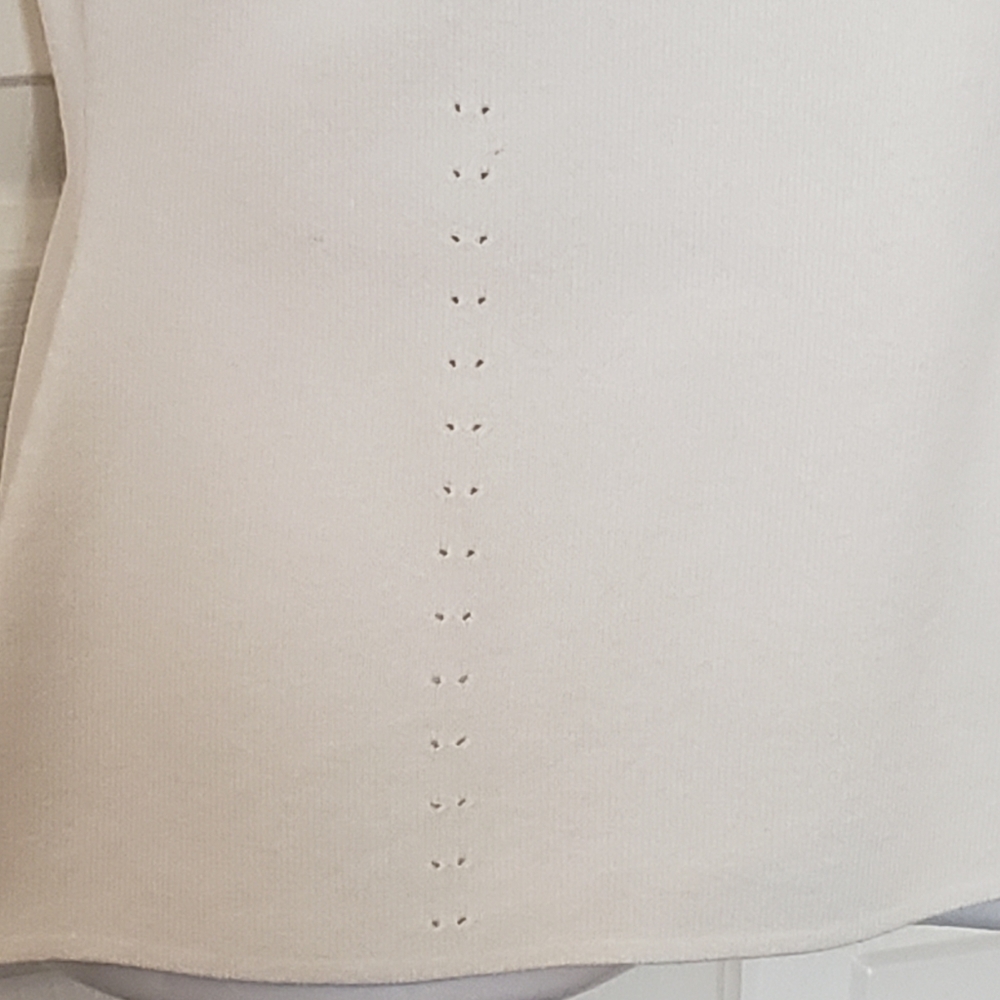 Tesori V neck white sleeveless shell. Chic eyelet detail. Size Large. - Picture 5 of 9